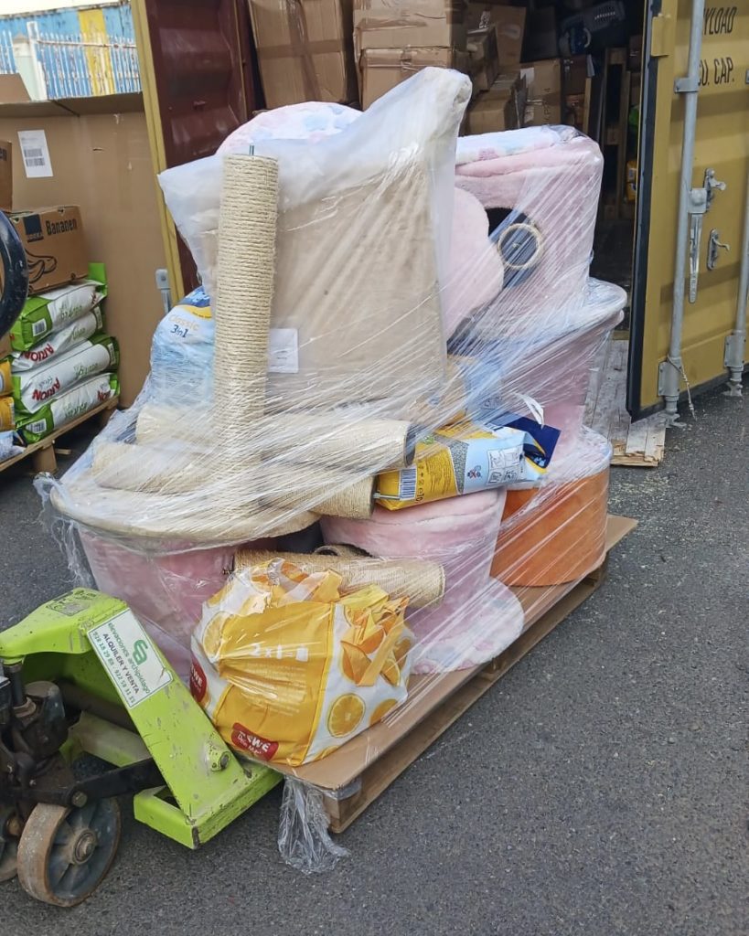 Entladung des Containers mit den Sachspenden