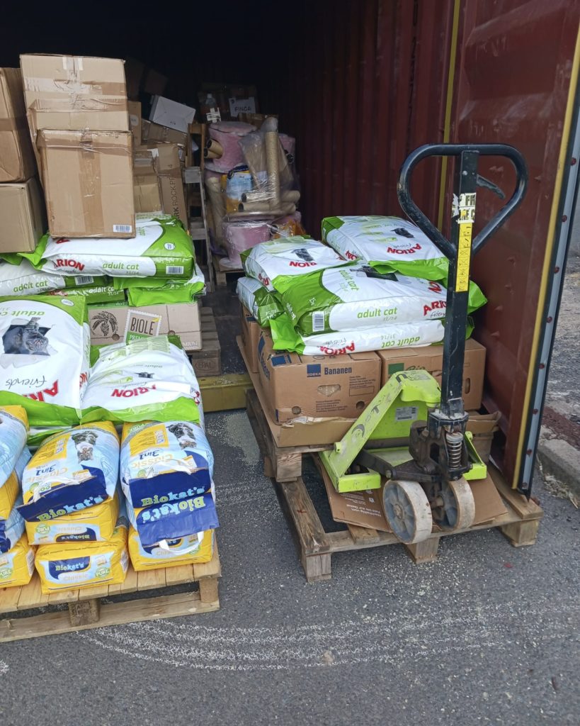 Entladung des Containers mit den Sachspenden